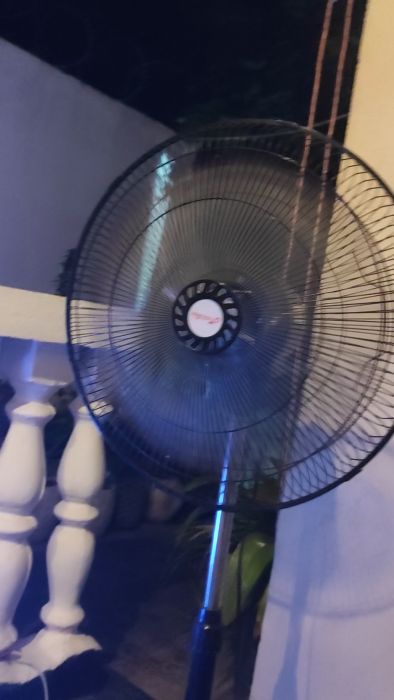 Se hur en trasig fläktfot i plast ersatts med en starkare variant i afrikanskt trä, vilket resulterar i en betydligt stabilare fläktkonstruktion.