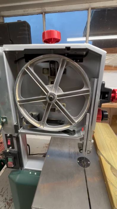 Nyinköpt bandsåg började låta märkligt efter några timmars användning. Videon visar ljudet när drivhjulen snurrar. Behöver tips för att identifiera orsaken. Tacksam för hjälp!