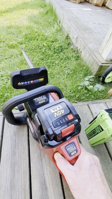 Upptäck problemen med att använda Greenworksbatterier i MEEC 40V-maskiner. Trots att batteriet laddas fungerar det endast i fem sekunder innan maskinen stannar. Se varför olika laddare och batterier inte är kompatibla och vad som kan göras åt det.