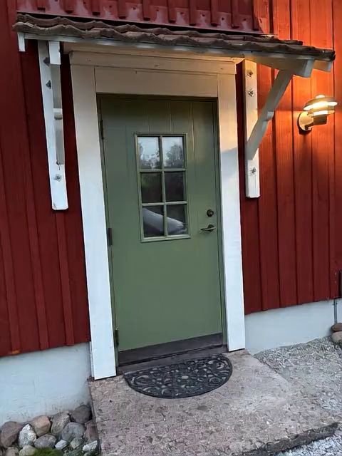 Vi har målat vår teakdörr och är nöjda med resultatet. Att måla teak kan vara knepigt, men vi hoppas det håller. Se när 'Tiger' testar dörren och ger sitt godkännande! Ett roligt inslag i vårt renoveringsprojekt.