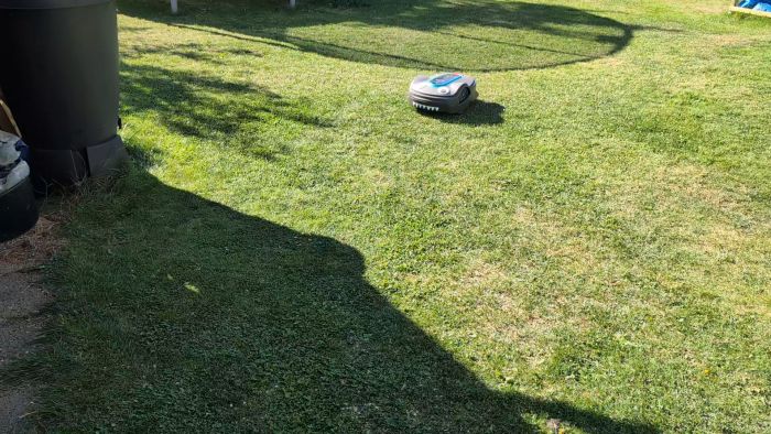 En robotgräsklippare får problem i en svag ytterkurva och gör en skarp sväng mot guiden, vilket leder till att den tappar orienteringen. Trots kalibrering och mappning kvarstår problemet i övergångar till plattorna. Filmen visar problemet och området där det uppstår.