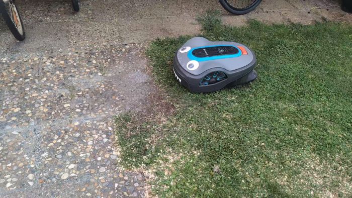 Filmen visar en robotsgräsklippare som gör oväntade skarpa svängar längs en kurva. Den verkar tappa guiden och börja klippa fel plats, särskilt vid övergången mellan olika underlag. Problemen uppstår oförutsägbart men är frekventa.