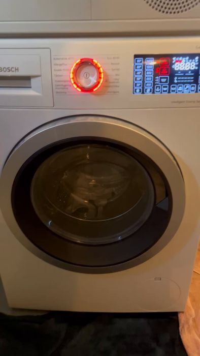 Efter att ha startat en första tvätt i en nyinflyttad bostad, uppstod ett problem med tvättmaskinen. Maskinen slutade fungera efter några minuter trots inga synliga fel på vatten, pump eller damm. Se filmen för detaljer.