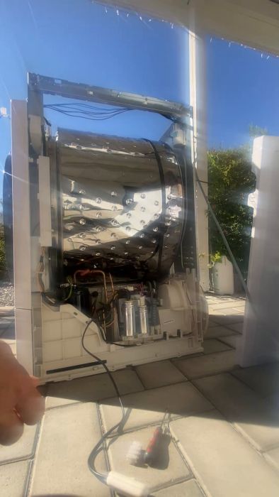 Upplev problemet med en trögstartad torktumlarmotor som kräver manuell assistans för att snurra igång. Videon visar även ett missljud i motorn innan den fångar fart. Har du tips på vad detta kan bero på?