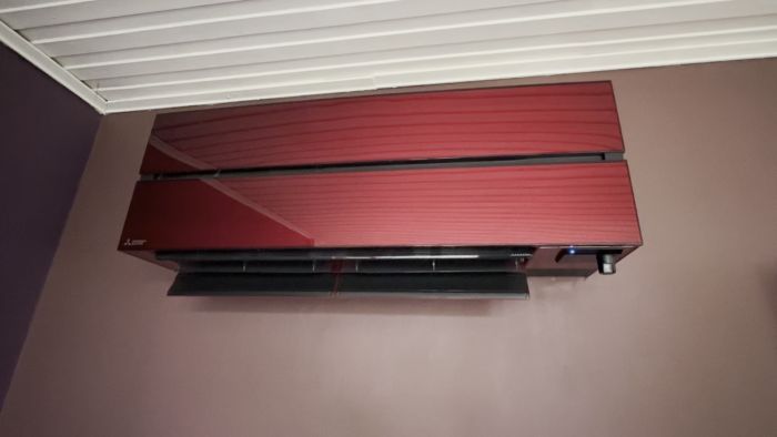 Lyssna på ett märkligt knäppande ljud från en Mitsubishi Hero luftkonditionering. Ljudet varierar med fläktens hastighet och är tydligast på lägre varv. Kan detta bero på lång stilleståndstid? Se videon med ljud för fler detaljer.