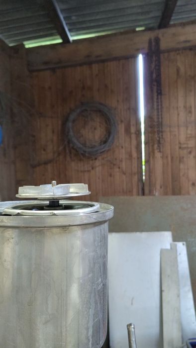 Motorn i en dränkpump surrar men startar inte själv. Efter rengöring och smörjning snurrar impellern enkelt, men ofta försöker motorn rotera åt fel håll. Är kondensatorn problemet? Diskutera möjliga lösningar och felsökningstips.