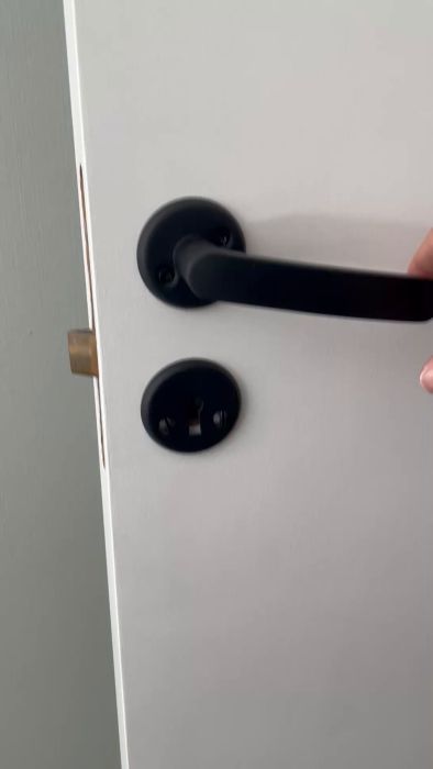 Se video där jag demonstrerar problemet med mina nya innerdörrhandtag. De fungerar inte som förväntat och man måste trycka handtaget hela vägen ned för att öppna dörren korrekt. Dörrarna är från 1966 och hade inga problem med de gamla handtagen.