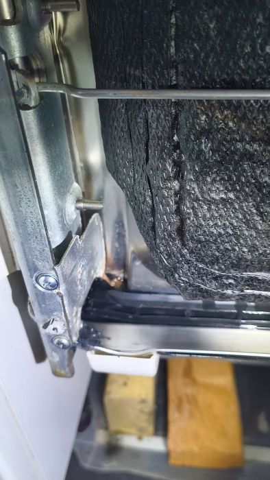 Upplevda problem med en tvättmaskin som fortfarande läcker vatten trots byte av tätningslister. Diskutera möjliga lösningar och identifiera delar som kan behöva rengöras eller bytas ut för att lösa problemet.