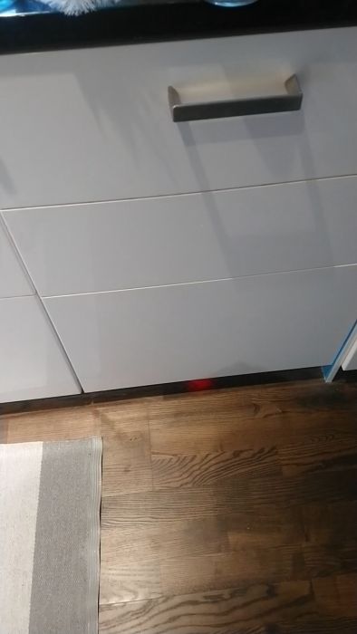 Se hur du fixar felmeddelandet i20 på Ikea/Electrolux diskmaskin genom att rengöra sensorn. Filmen visar rengöring av filter och sensorn för att återställa maskinens funktion. Diskmaskinen kan dock fortfarande låta annorlunda vid vissa momenten.