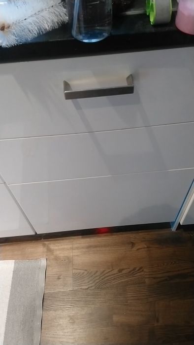 En video som visar rengöring av sensorer på en Ikea/Electrolux diskmaskin för att åtgärda felmeddelande i20. Efter rengöring återgår maskinen till normalt funktion, även om ett rasslande ljud ibland uppstår.