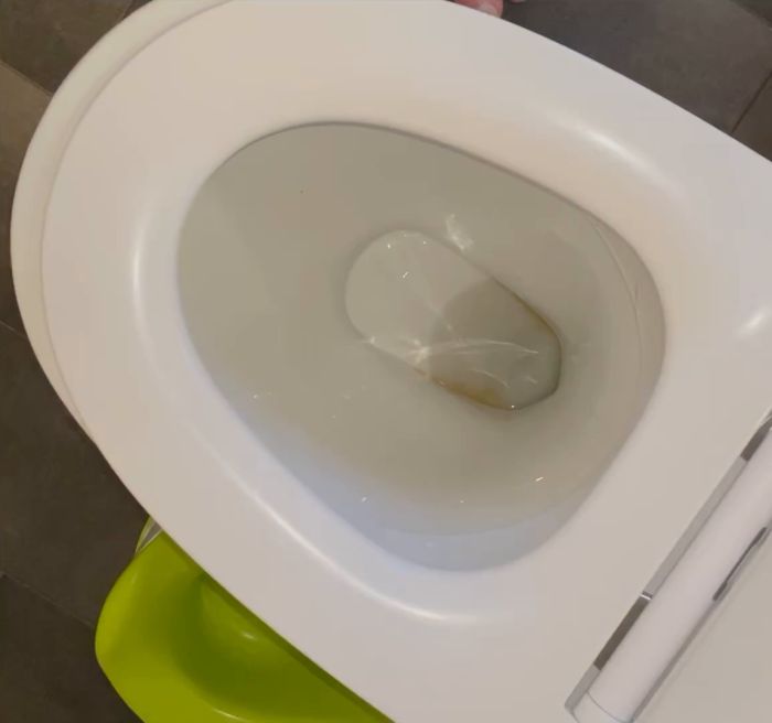 Videon visar ett återkommande problem vid spolning av en toalett. Möjliga orsaker kan vara relaterade till toaletten själv eller otillräcklig avluftning. Titta på videon för att hjälpa till att diagnostisera och lösa felet.