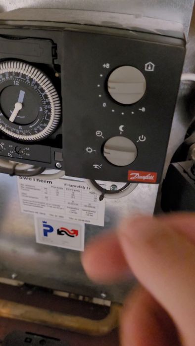 Videon visar en handmanöver där pumpen stannar och startar igen. Temperaturen regleras mellan 30-25 grader vid 12°C utomhus, och tidigare 35-25 vid 9°C ute. Dold felsökning av pumpens beteende vid växlande temperaturer.