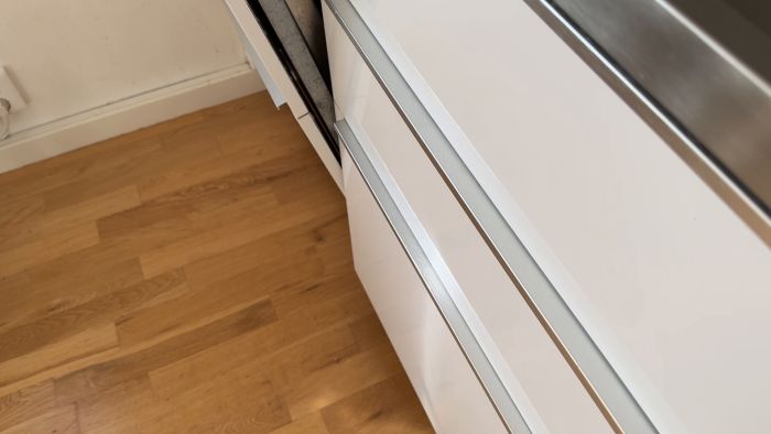 Upptäck hur du enkelt kan installera en automatisk öppningsmekanism för Ikeas återvinningsbehållare. Steg-för-steg-guide som visar hur man gör denna praktiska lösning hemma, vilket sparar tid och underlättar hushållsarbetet.