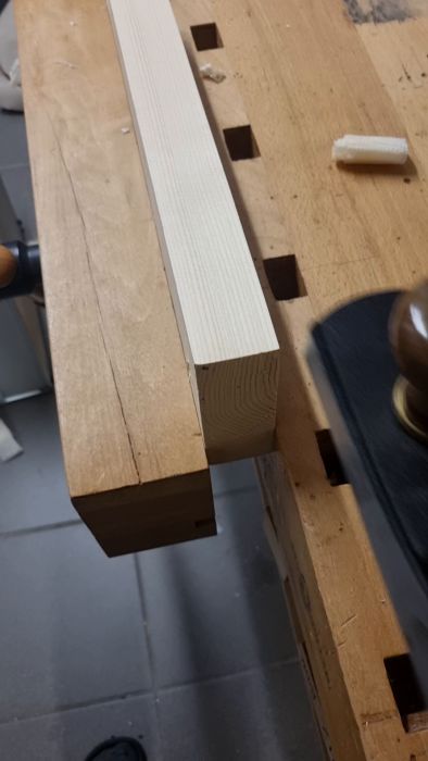 Utforska tekniken bakom att vässa stål för effektivare verktygsanvändning. Videon visar hur en vass egg kan förbättra prestandan och resultatet i dina byggprojekt.