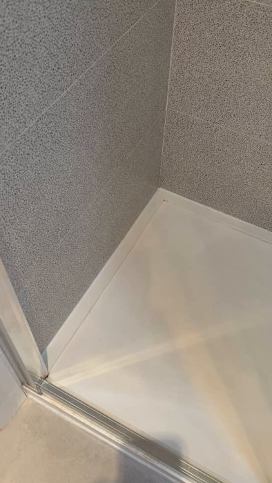 Utforska hur ett plastigt och poröst golv i duschhörnan, i vår hyrda lägenhet i Spanien, upplevs som en duschkar. Kan en liknande lösning anpassas och köpas i Sverige?