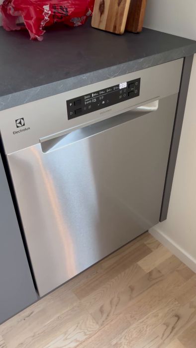 Upptäck ett konstigt gnuggande ljud från en ny Electrolux diskmaskin. Användaren söker hjälp och råd innan eventuell kontakt med support. Vad kan orsaka detta ljud? Dela dina tips och erfarenheter i tråden.