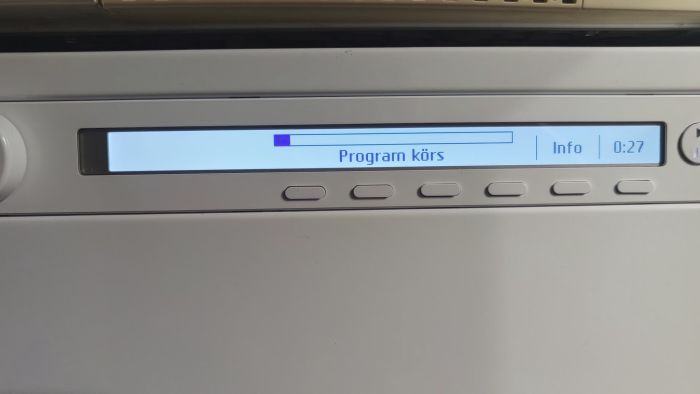 En tvättmaskin startar en universaltvätt där displayen först slocknar innan den visar ett annat program, reducerat till 29 minuter, istället för det ursprungliga på 2 timmar och 51 minuter. Diskussion om möjliga orsaker och åtgärder.