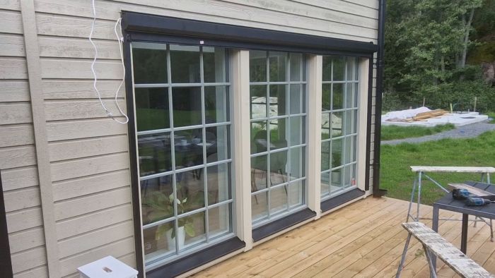 Titt in i projekt där en markis installeras på en terrass. Rostfria skruvar saknas, så en del är temporärt monterad. Trots detta ser arbetet lovande ut och sidoskenorna återstår att fixas.