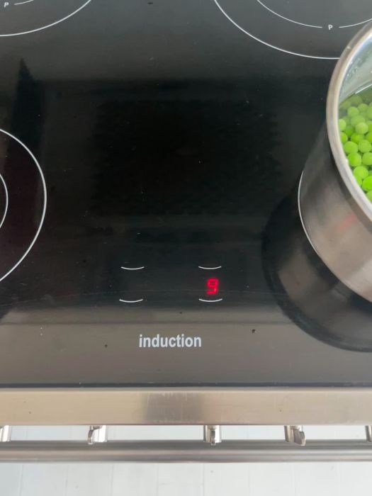 Har du en Smeg CE6imx spis med blinkande symboler som ser ut som blixtar? Få hjälp att förstå vad de betyder och hur du kan åtgärda problemet. Perfekt för dig som har läst instruktionsboken utan framgång och behöver svar.