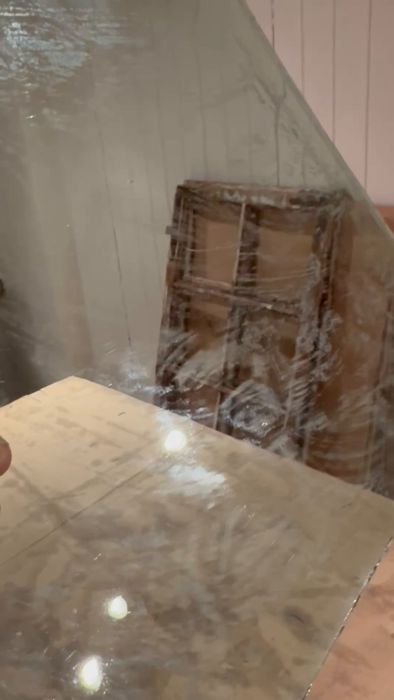 Upptäck de märkliga skadorna på dessa gamla tunna grönaktiga glas. Diskutera möjliga orsaker och hur man kan minska eller eliminera dessa skador för att återställa glasets ursprungliga utseende.