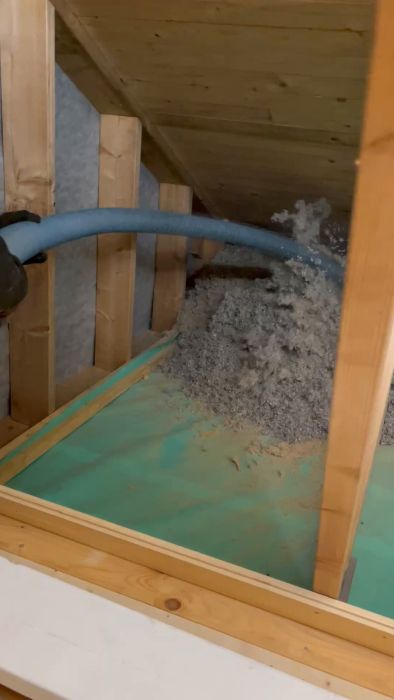 I denna video visas hur takstolen möts ut med laser innan isoleringsarbetet med glasull påbörjas. Vissa gipsskivor var redan monterade och behövde bearbetas. Avsikten är att skapa en effektiv isolering innan resten av takytan gipsas.