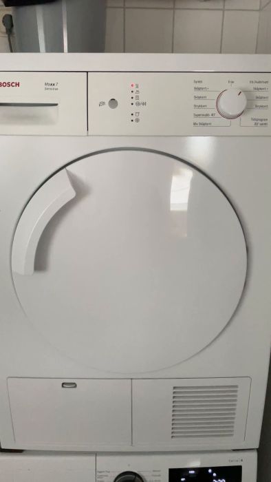 En video som visar en torktumlare som inte fungerar korrekt. Trumman roterar inte trots ljud från vad som kan vara motorn. Möjliga problem kan vara avhoppad drivrem, lagerfel, trasig spännrulle, fel på dörrbrytaren eller annat motorfel.