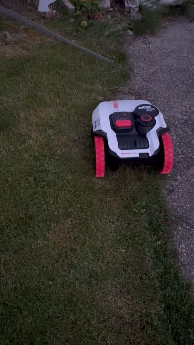 En demonstration av Kress robotgräsklippare i aktion. Den klipper gräset fint men lämnar 4-5 cm vid kanterna. Videon visar också hur olika startpunkter kan ställas in för att skapa zoner.