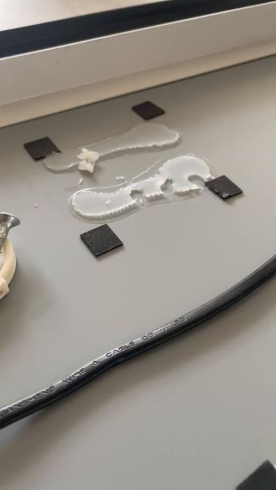 En fästkonsol från Bathlife/Hafa spegeln släppte, vilket ledde till en omfattande vattenskada i vår nyrenoverade villa. Se hur undermålig fästningsmetod med silikon och fästkuddar bidrog till problemet.