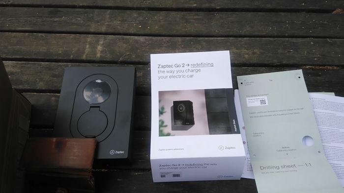 Upptäck problem och funderingar kring en ny Zaptec Go 2-laddbox. Förpackningen var öppnad vid leverans och borrmallen stämmer inte med produkten. Filmen visar skillnaderna och ger en inblick i möjliga installationsproblem.