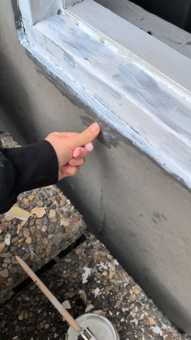 Upptäck en spricka i fasaden med fuktgenomslag i källaren nedanför. Filmen diskuterar alternativ som att använda utefog för temporär tätning fram till dränering nästa år. Är det nödvändigt att agera nu eller kan det vänta?