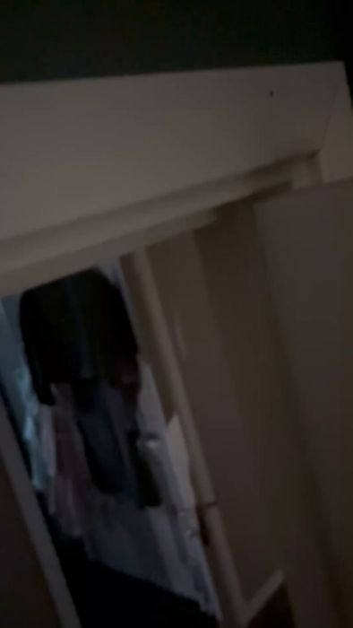 En film som visar det mystiska knäppande ljudet bakom en frigolitlist i sovrummet. Ljudet hörs i olika delar av rummet och kan vara ett tecken på ett dolt problem, som eventuellt ett djur. Se filmen för att få en bättre uppfattning.