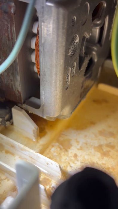 Vi undersöker en diskmaskin med vattenläckage i den nedre delen. Trots ingen synlig dropp upptäcktes kalkavlagringar och vattnets rörelse nära motorn. Söker råd om hur en händig amatör kan lösa detta problem.