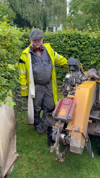 Per passar på att fråga en professionell stubbfräsare om stubbfräsning. Här förklarar han de olika metoderna och vilka verktyg som används för att effektivt avlägsna stubbar från din trädgård.