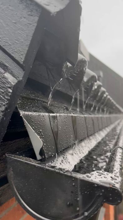 Filmen visar hur vattnet rinner under ett regnoväder, där det inte faller direkt i rännan som önskat. Istället träffar det plåten, vilket kan orsaka ineffektiv vattenavrinning. Observationen sker under första ordentliga regnet.