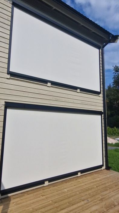 Upptäck hur jag styr mina markiser med Google Home och glasfiberväv med 5% genomskinlighet. Jag planerar att lägga till sol- och vindstyrning till nästa sommar. Fjärrkontrollerna är undangömda och det finns möjlighet att beställa styrning för A-OK motorer.