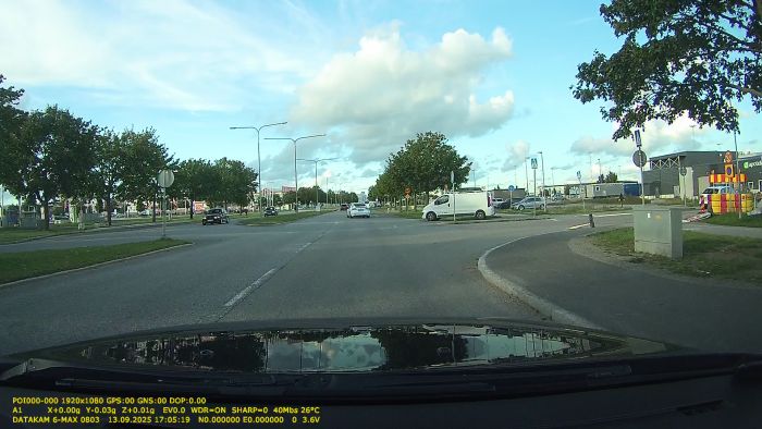 En skåpbil manövrerar klumpigt genom Uppsalas rondeller och kräver båda filerna. Filmen visar situationen där chauffören verkar tappa kontrollen och vingla över i vänstra körfältet, vilket stör trafiken och väcker frustration hos andra förare.