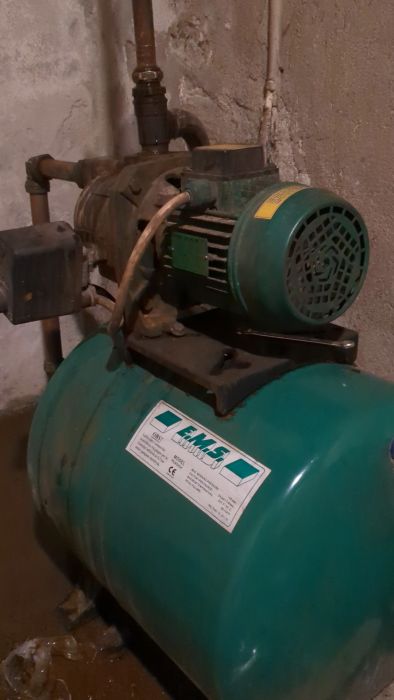 Upptäck varför EMS pump Maxi jet 100t börjar bete sig konstigt med luft i kökskranen och missfärgat vatten. Kan det bero på igensatta rör till köket? Utforska felsökningstips och diagnosticera orsaken till problem med vattenpumpen i denna video.