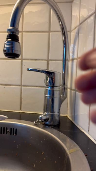 Vid högre vattentryck börjar kranen släppa från Oras blandarens botten. Kan det bero på en trasig packning eller insats? Videon visar problemet och frågar hur man hittar rätt reservdelar för en äldre blandare.