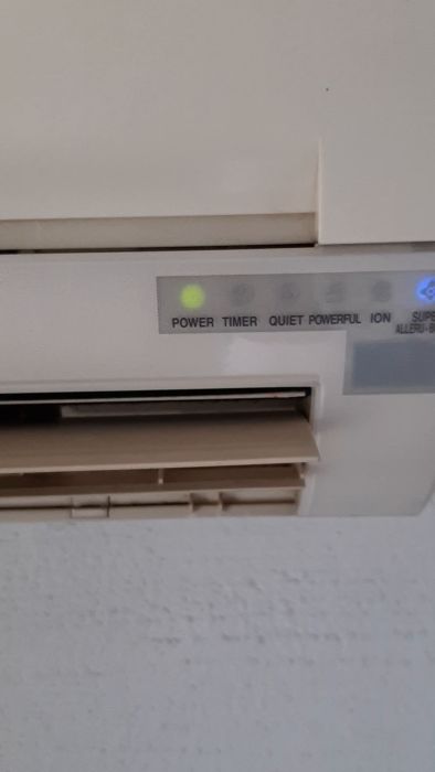 En nybliven fritidshusägare har problem med en skramlande Panasonic CU-CE9GKE luftvärmepump. Filtrena är rengjorda, men pumpens insida ser skadad ut. Går det att rädda den? Kolla video och film för mer information och dela gärna råd och erfarenheter.