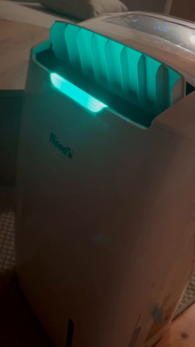 Lyssna på ett oregelbundet skrapande ljud från en Woods AD20 hybrid avfuktare. Upptäck om detta är normalt för nya användare, och få råd från erfarna experter om hur avfuktaren borde låta.