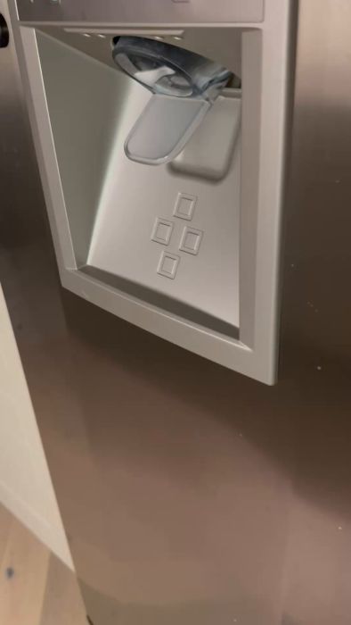 En Electrolux Husqvarna frys har slutat göra is och blinkar ofta. Byte av magnetventilen löste inte problemet med felaktiga iskuber, nu frågas varför ismaskinen blinkar trots reparation.