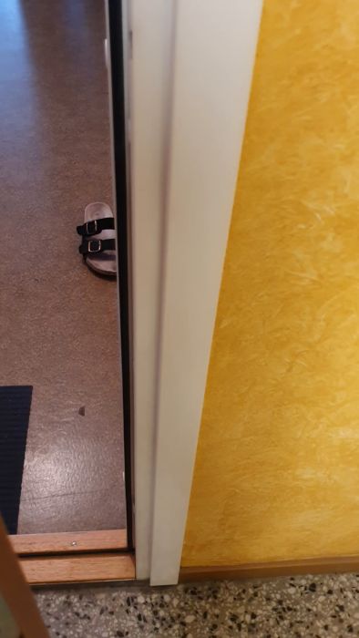 Lär dig hur du justerar en dörr som hänger och slår i tröskeln, vilket gör det svårt att låsa. Guiden visar hur du korrigerar problemet utan att skruva på fel skruvar, för att undvika att låset fastnar.