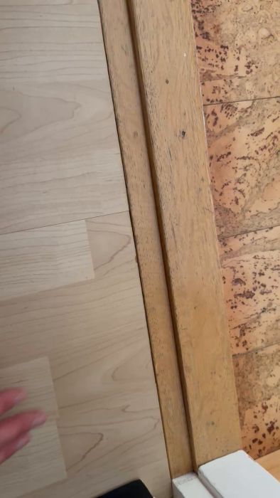 Upptäck lösningar för ett knarrande golv i ett gammalt hus. Laminatgolvet har svällt och orsakar problem vid dörren. Utforska möjliga quick fixes utan att behöva riva upp golvet helt. Perfekt för den som vill ha en snabb och enkel lösning.