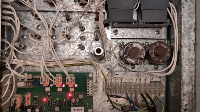 En video som visar problem med en värmepump där termostaten inte reglerar temperaturen korrekt. Fläkten varvar upp men stannar snabbt, och flera indikatorlampor på kretskortet tänds och släcks. Diskutera möjliga lösningar och orsaker till detta problem.