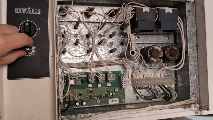 Upptäck utmaningar med en gammal luftvärmepump och termostat. Se hur olika inställningar påverkar värmen och fläktens funktion. Utforska varför en röd lampa lyser och varför fläkten slår av efter kort tid. Kan elektriker förstå detta äldre system?