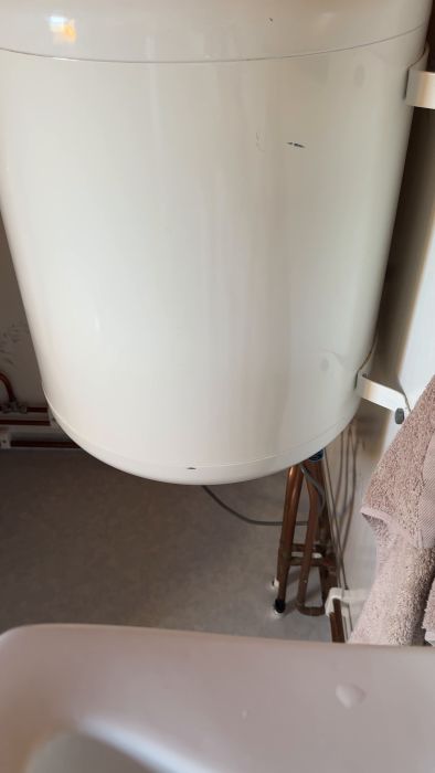 Upplev ett återkommande ljud från en Nibe Eminent varmvattenberedare från tidigt 90-tal. Ljudet uppstår både vid användning och när ingen kran är igång. Kan vara störande under nätterna. Söker tips och idéer för att lösa problemet.