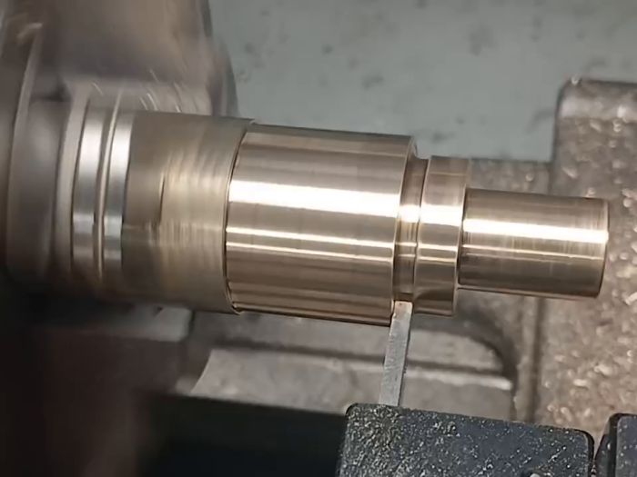 En video som visar tidiga tester av svarvning med HSS-stickstål på olika metaller. Filmen betonar vikten av tålamod och försiktighet för att uppnå bra resultat, särskilt med stål och aluminium samt mässing och brons.