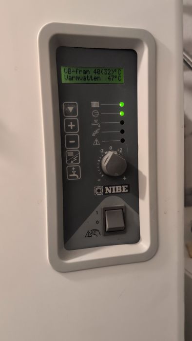 Upplev fladdrande belysning och ljudvariationer från en Nibe Fighter 1215 värmepump. Se när maskinen snubblar till vid sekund 5. Kanske känner du igen problemet och kan ge feedback?