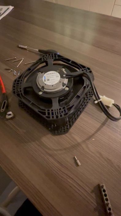 Se en detaljerad demonstration av fläktmekanismen för RDAF Midi i denna video. Perfekt för hemmafixare som vill förstå lagerbeteckningen och montera fläkten korrekt.