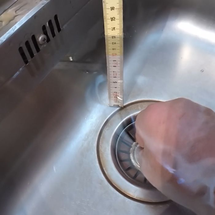 Utforska varför det uppstår konstiga ljud när vattnet lämnar diskhon. Kan det bero på rörsystemets utformning eller något annat problem? Se filmen för att höra ljudet och få tips på möjliga lösningar.